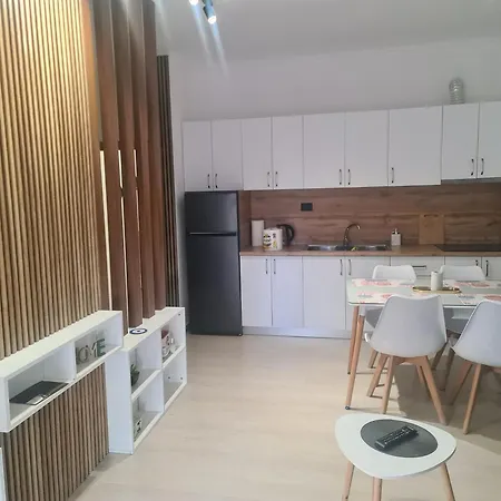 Art 1 Apartment *